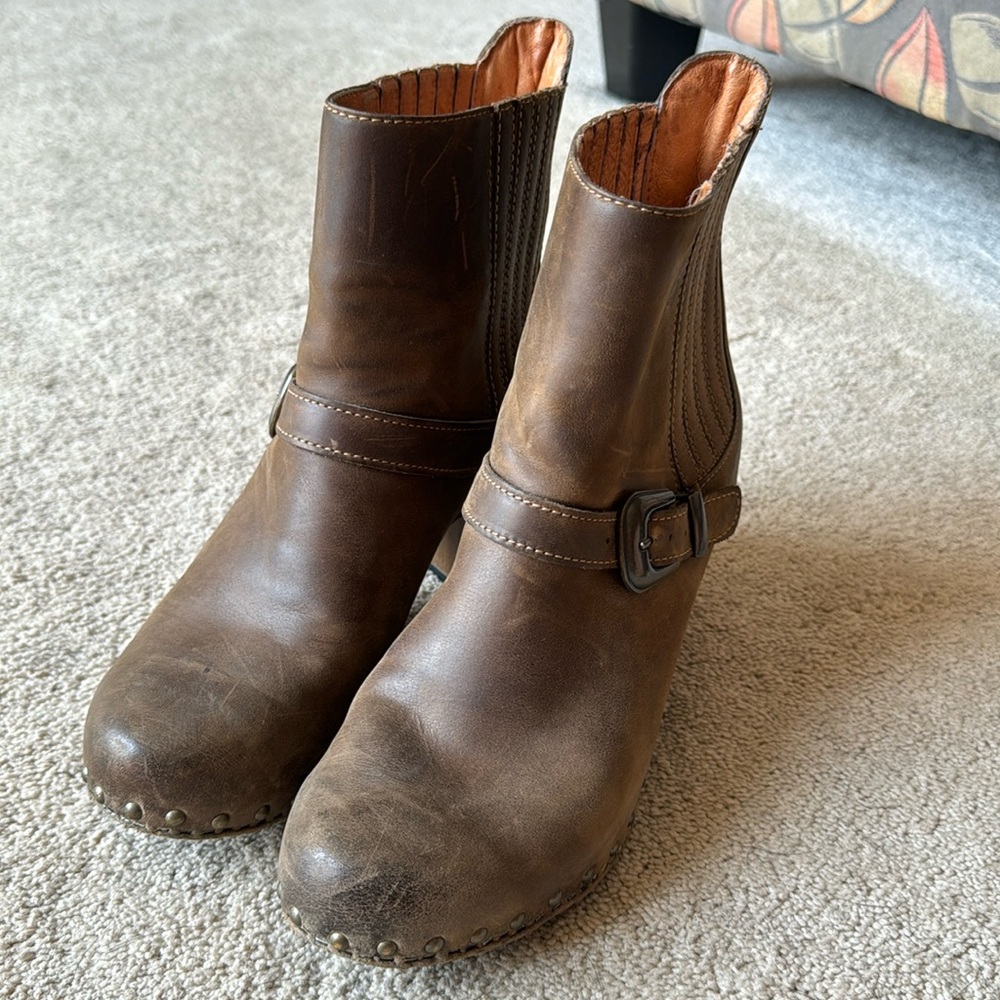 Dansko heeled brown boot size 41